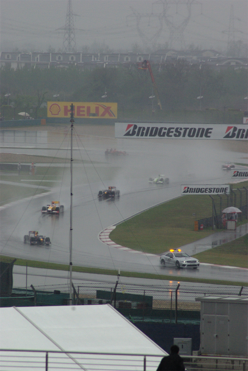 Illustration for article titled 2009 Chinese Grand Prix Gets Wet, Real Wet